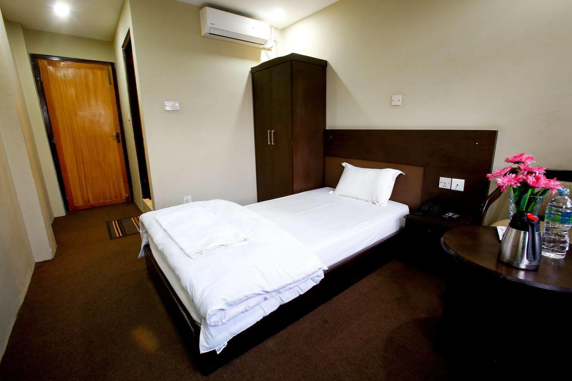 Hotel Nandini Kathmandu Bagian luar foto