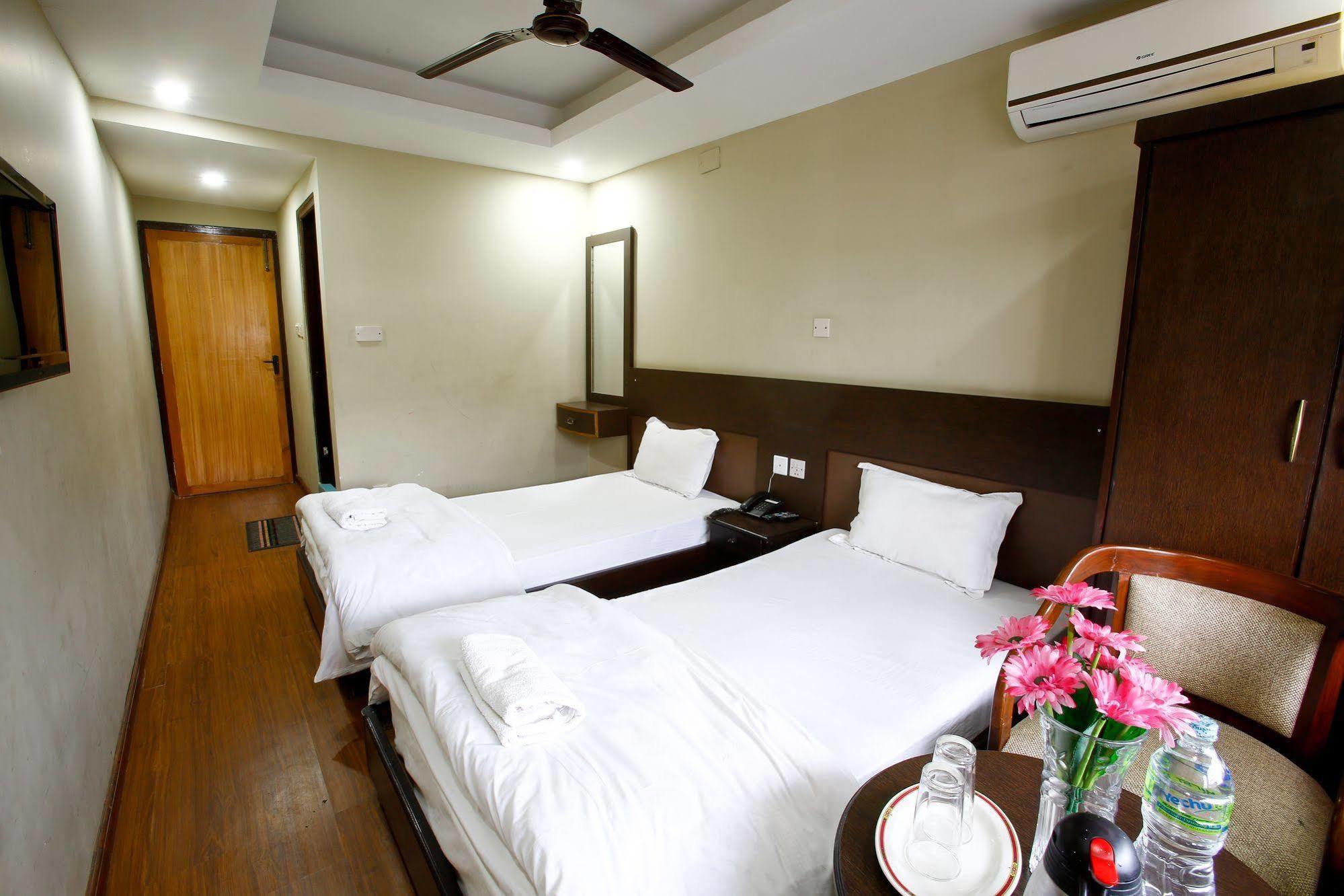 Hotel Nandini Kathmandu Bagian luar foto